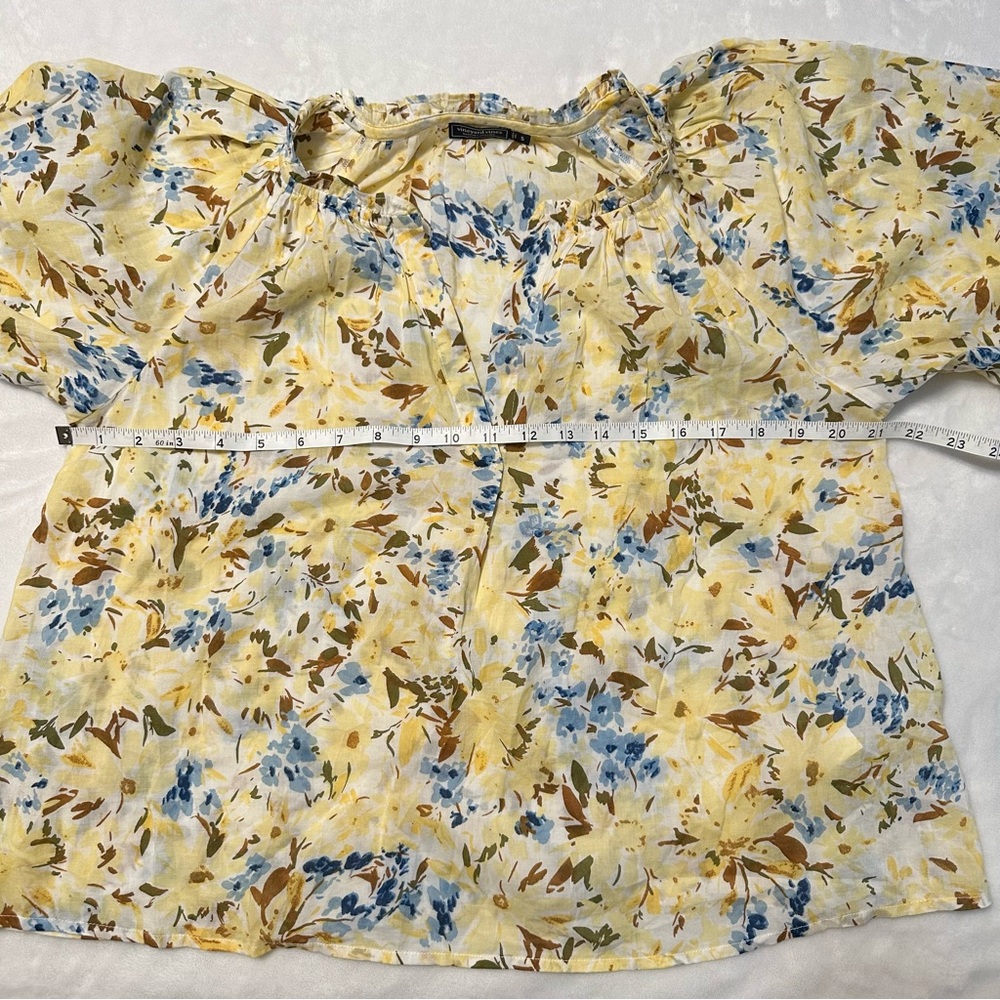 Vineyard Vines Martha’s Vineyard Floral Ruffle V-Neck Blouse — Size S - Picture 5 of 10